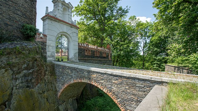 Cheb - Hrozatov. V celm komplexu jsou citliv zrekonstruovan historick objekty  zmek, zmeck kostel, dm sprvce a zmeck park.