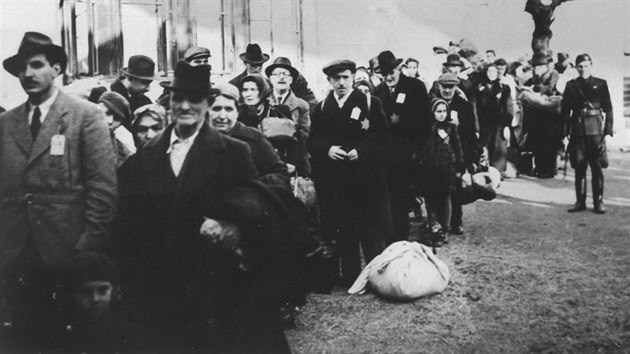 Unikátní snímek jednoho ze židovských transportů vypravených z Ostravy. Nejde však o první transporty z roku 1939, protože tehdy byli deportováni výhradně muži.
