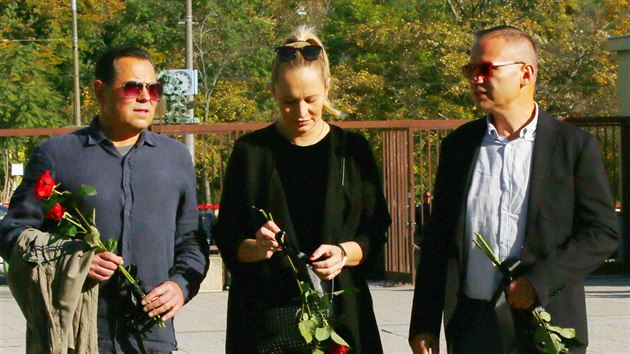 Zp�v�k Pavel V�tek, zp�va�ka Monika Absolonov� a producent Janis Sidovsk� na poh�bu Petra Vlas�ka (Praha, 14. ��jna 2019)