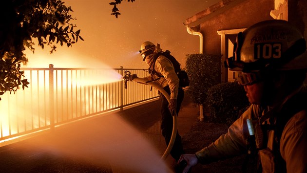 Lesn pory v Kalifornii donutily tisce lid opustit domovy. Hasii s plameny zpol i na zemi i ze vzduchu. (11. z 2019)