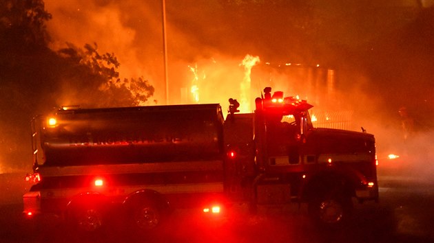 Lesn pory v Kalifornii donutily tisce lid opustit domovy. Hasii s plameny zpol i na zemi i ze vzduchu. (11. z 2019)