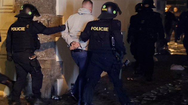 Policist v centru Prahy zadreli nkolik fotbalovch fanouk. (11. z 2019)