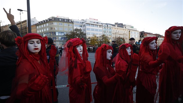 Ekologit aktivist z hnut Extinction Rebellion zablokovali magistrlu v centru Prahy. Asi ticet lid si lehlo na pechod pro chodce u Nrodnho muzea. (12. jna 2019)