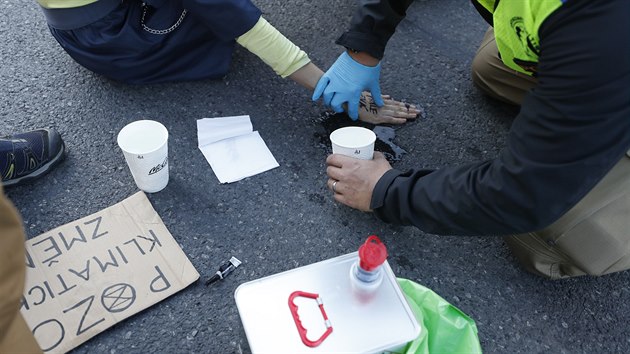 Ekologit aktivist z hnut Extinction Rebellion zablokovali magistrlu v centru Prahy. Asi ticet lid si lehlo na pechod pro chodce u Nrodnho muzea. Proti nkterm zashla policie pot, co se lepidle pilepili k vozovce. (12. jna 2019)