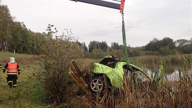 Osobn automobil Opel Tigra spn vylovili hasii v ptek 11.10.2019 odpoledne z rybnka na pomez obc Rmaov, mstn st Jamartice, a Velk thle (okres Bruntl).