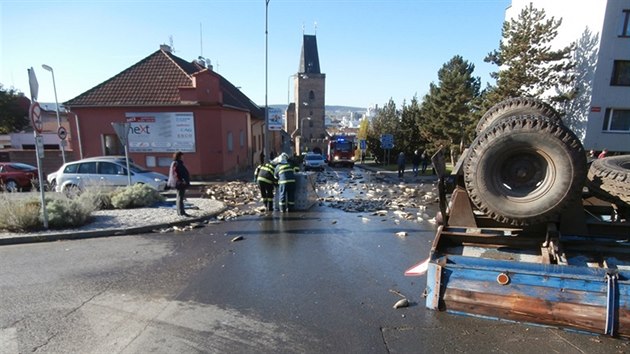 V Rakovnku se pevrtil traktor, kter vezl pes dv tuny ivch kapr. Ti se po nehod vysypali po cel ce komunikace a do vzdlenosti nkolika destek metr.