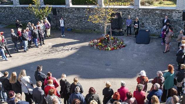 Zhruba dv stovky lid se zastnily pietn vzpomnky na zpvka Karla Gotta 12. jna 2019 u Gottovy lpy na nvsi v jezdu u Svatho Ke na Rokycansku, kam zpvk jezdil od dtstv za prarodii, pozdji za dalmi pbuznmi a pteli. Naposledy tu byl podle nkterch mstnch v lt. Karel Gott zemel 1. jna ve vku 80 let.