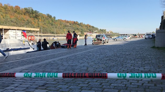 Nedaleko Čechova mostu na Vltavě plavalo mrtvé tělo muže. Policisté jej vylovili a nyní budou pátrat po mužově identitě.