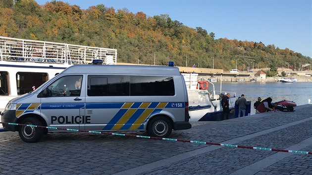 Nedaleko echova mostu na Vltav plavalo mrtv tlo mue. Policist jej vylovili a nyn budou ptrat po muov identit.