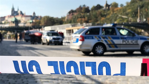 Nedaleko Čechova mostu na Vltavě plavalo mrtvé tělo muže. Policisté jej vylovili a nyní budou pátrat po mužově identitě.