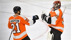 Scott Laughton a Carter Hart z Philadelphie oslavují výhru.