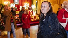 Paní Nata�a Doubravová (se synem Dominikem) p�ijela na poh�eb Karla Gotta z...