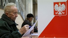 Do volební místnosti ve Var�av� p�i�li první voli�i. (13. �íjna 2019)
