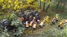 Nákladní auto spadlo po nehod do eky Teplé.