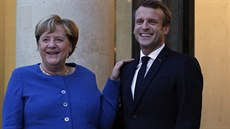 Francouzský prezident Emmanuel Macron vítá nmeckou kancléku Angelu Merkelovou...