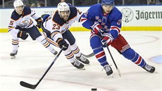 esk obrnce ve slubch New Yorku Rangers Libor Hjek (vpravo) se sna...