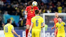 Belgický fotbalista Axel Witsel (v červeném) hlavičkuje v kvalifikačním utkání...