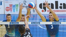 Filip Rejlek z Karlovarska (zády) se sna�í p�ekonat blok protihrá�� z Ústí nad...