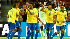 Brazilští fotbalisté se radují z gólu v přátelském utkání proti Nigérii.