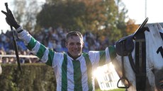 Josef Barto se raduje vítzství ve Velké pardubické.