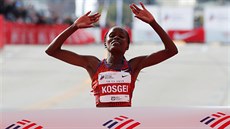 Ke�anka Brigid Kosgeiová dobíhá do cíle maratonu v Chicagu.