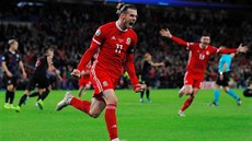 Gareth Bale z Walesu slaví svou trefu do sítě Chorvatska v kvalifikaci na ME...