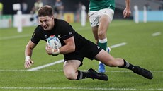 Beauden Barrett z Nového Zélandu skóruje v utkání tvrtfinále proti Irsku.