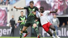 Wout Weghorst z Wolfsburgu (vlevo) a Dayot Upamecano z Lipska bojují o balon.