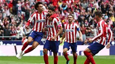 Hrái Atlética Madrid slaví vstelenou branku v utkání proti Valencii.