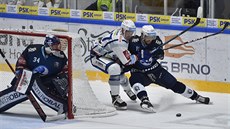 Brnnský Jakub Orsava (uprosted) a Michal Moravík z Plzn bojují o puk za...