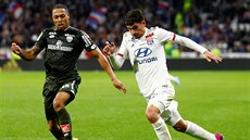 Houssem Aouar (v bílém) z Lyonu vede balon.