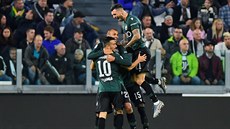 Hrái Bologni se radují ze vsteleného gólu v utkání proti Juventusu.