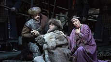 Jusif Ejvazov (Kalaf, zcela vlevo), James Morris (Timur) a Eleonora Buratto...