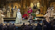 Scéna z Zeffirelliho inscenace Pucciniho Turandot v Metropolitní opee, v...