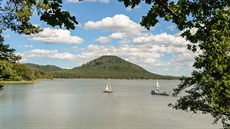 Máchovo jezero. Romantická krajina hrad, rybník a kuelovitých kopc...