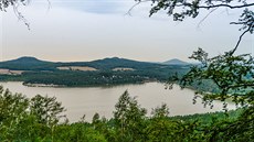 Pohled na Máchovo jezero z vrchu Borný