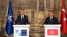 éf NATO Jens Stoltenberg a turecký ministr zahranií Mevlüt Çavuoglu