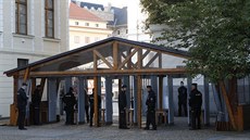 Bezpenostní rámy u vstupu na Praský hrad ekají v sobotu 12. íjna 2019 ráno...