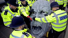 HLAVA. Brittí policisté drí hlavu sochu, kterou zabavili klimatickým...