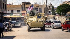 Americký obrnnec projídí ulicí syrského Kámilí, které leí pímo na hranici...