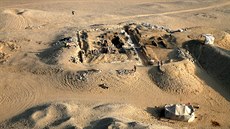 Celkový pohled na odkrytou Kairesovou hrobku, výjimenou svou polohou uprosted...