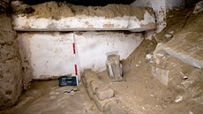 Ped obrovským vápencovým sarkofágem v Kairesov pohební komoe stála spodní...