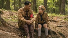 Taika Waititi a Roman Griffin Davis ve filmu Králíek Jojo