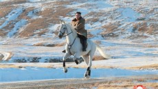 Severokorejský vdce Kim ong-un jede na bílém koni na nejvyí hoe KLDR. (16....