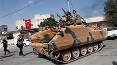 Turetí spojenci ze Syrské svobodné armády v tureckém píhraniním mst...