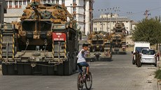 Tanky turecké armády se z m�sta Akçakale p�esouvají k turecko-syrským hranicím....