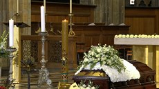 Gottova rakev je pokryta kyticí bílých r��í. (12. �íjna 2019)