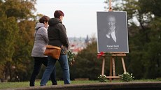 Lidé se s Karlem Gottem louili i v Kinského zahrad. (11. íjna 2019)