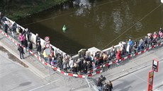 Lidé stále ekají na poslední rozlouení s Karlem Gottem. (11. íjna 2019)