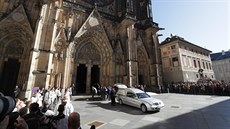 Po zádu�ní m�i ve svatovítské katedrále putuje rakev Karla Gotta do motolského...